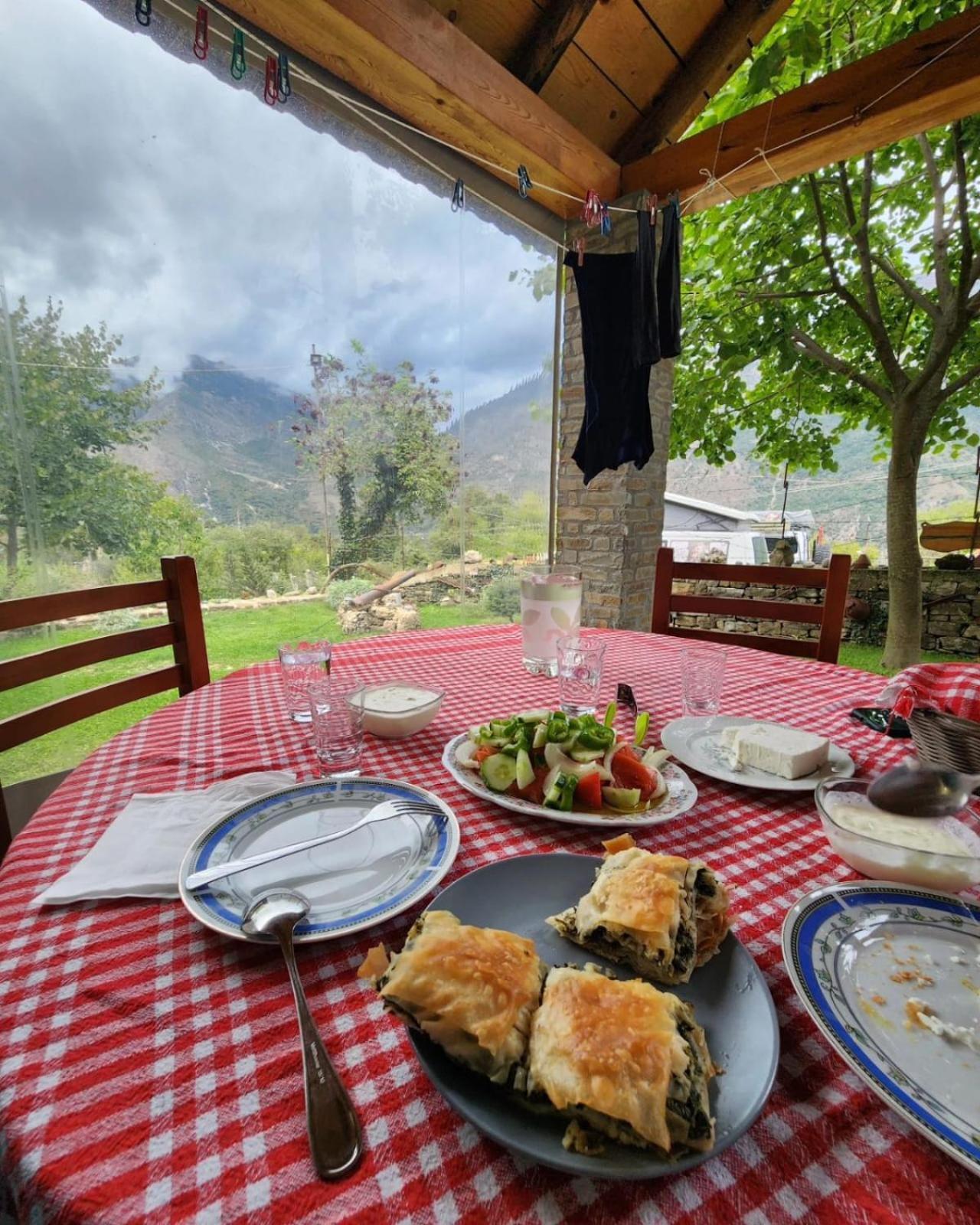 Bujtina Peshtan Guesthouse&Camping Tepelene Екстериор снимка